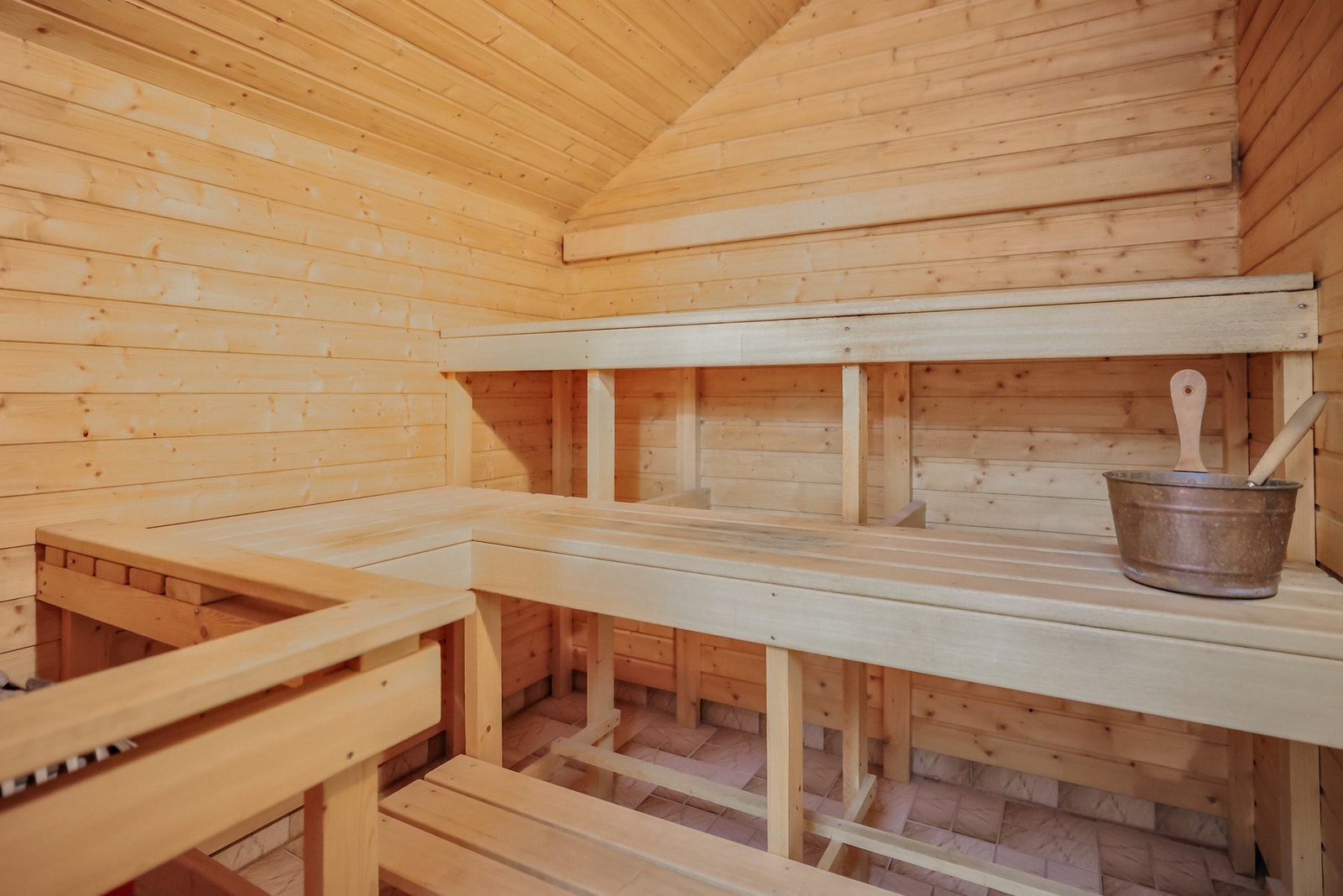 Badstue med elektrisk badstuovn. Galleribilde