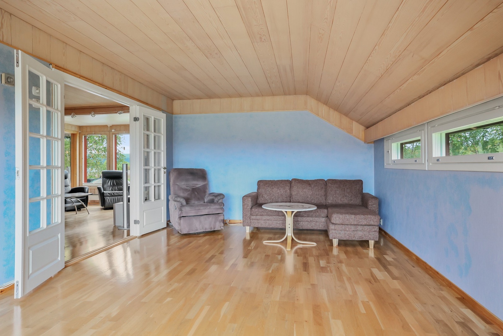 Boligen inneholder to stuer, 5 soverom, baderom, toalett, badstue, vaskerom, vindfang og hall. Galleribilde