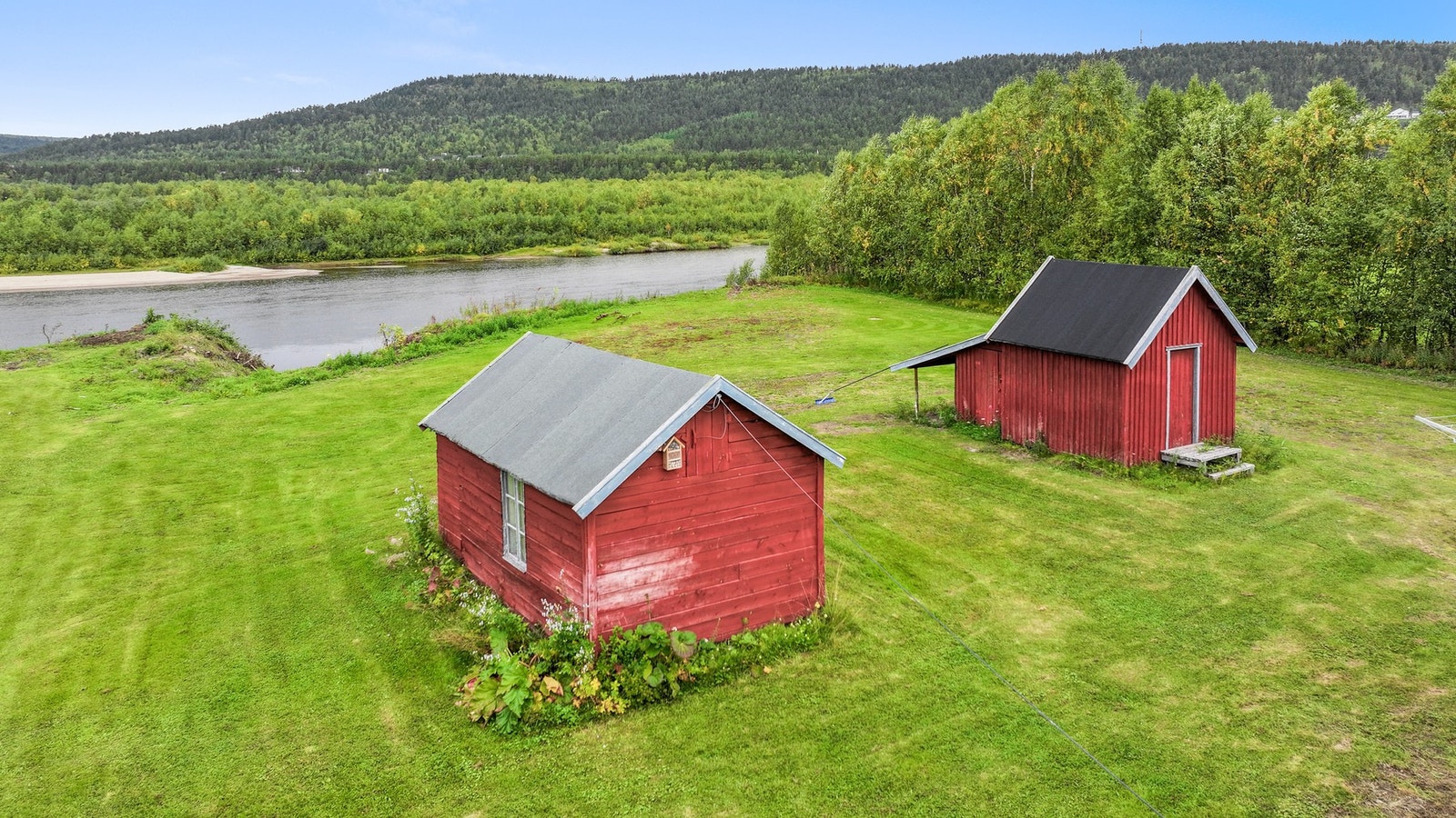 2 uthus mellom enebolig og elven. Galleribilde