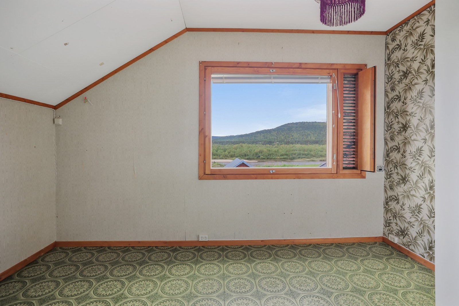 Soverom 2.etg, med utsikt mot elven. Galleribilde