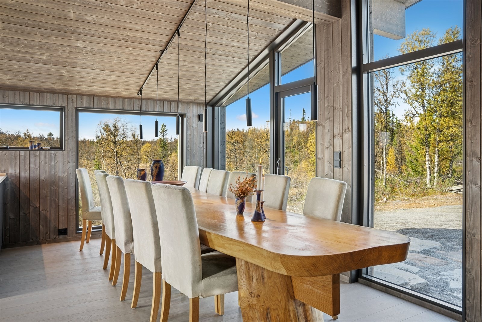 Her er det plass til mange. Massivt spisebord som kan overtas etter avtale med eier. Galleribilde