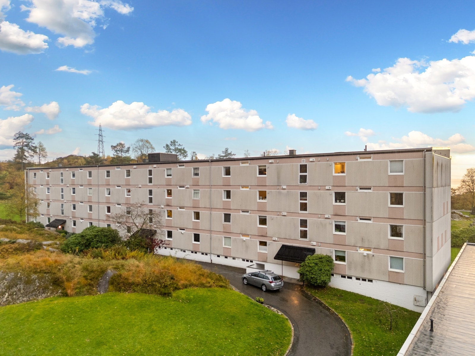 Boligen har en meget sentral beliggenhet med kort vei til studiefasiliteter (NHH), skole- og barnehagetilbud, dagligvare, kollektivtilbud mm. Galleribilde