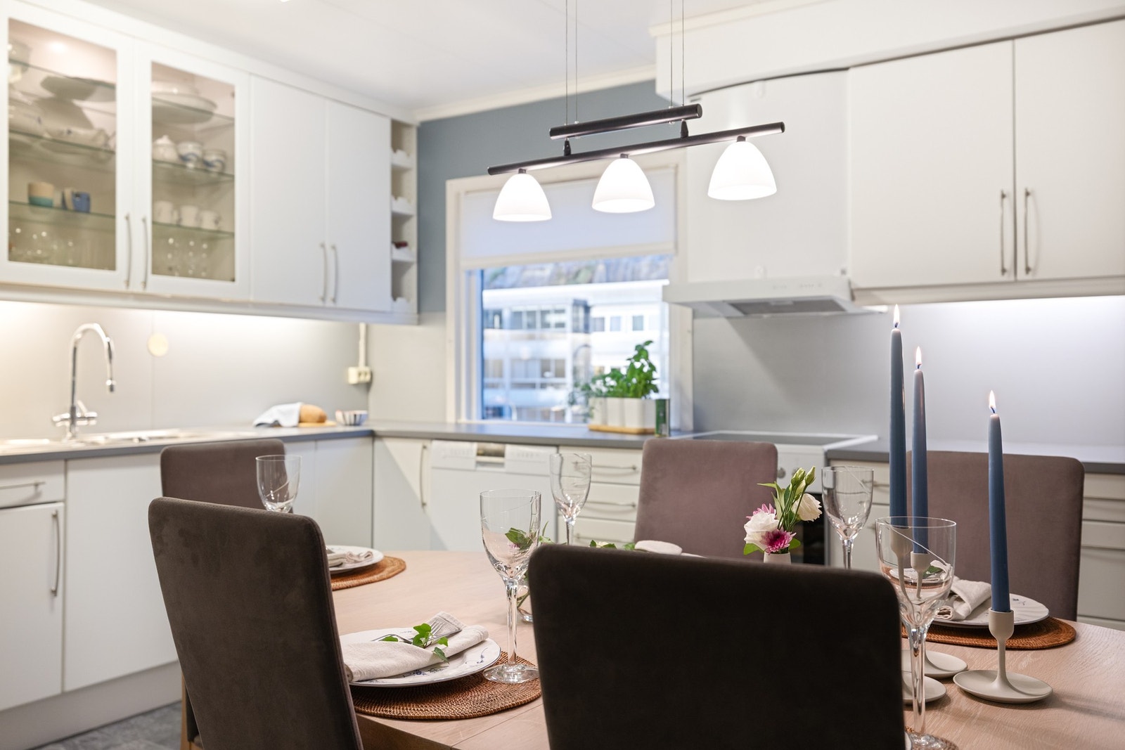 Her er det godt med både skap- og benkeplass Galleribilde