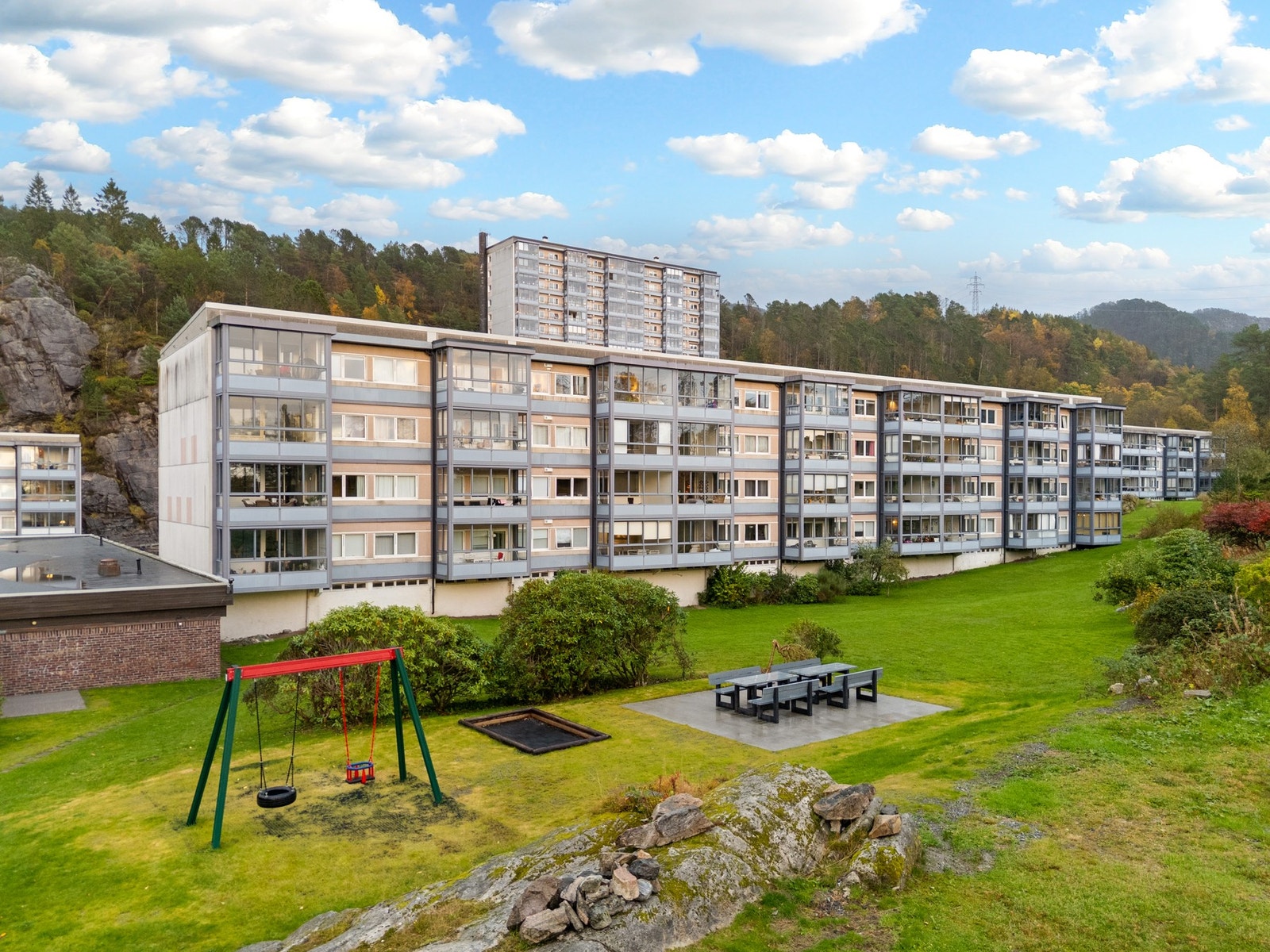 Her har man flere flotte turmuligheter like utenfor døren - Få minutters gange så er du oppe på toppen av Munkebotn! Galleribilde