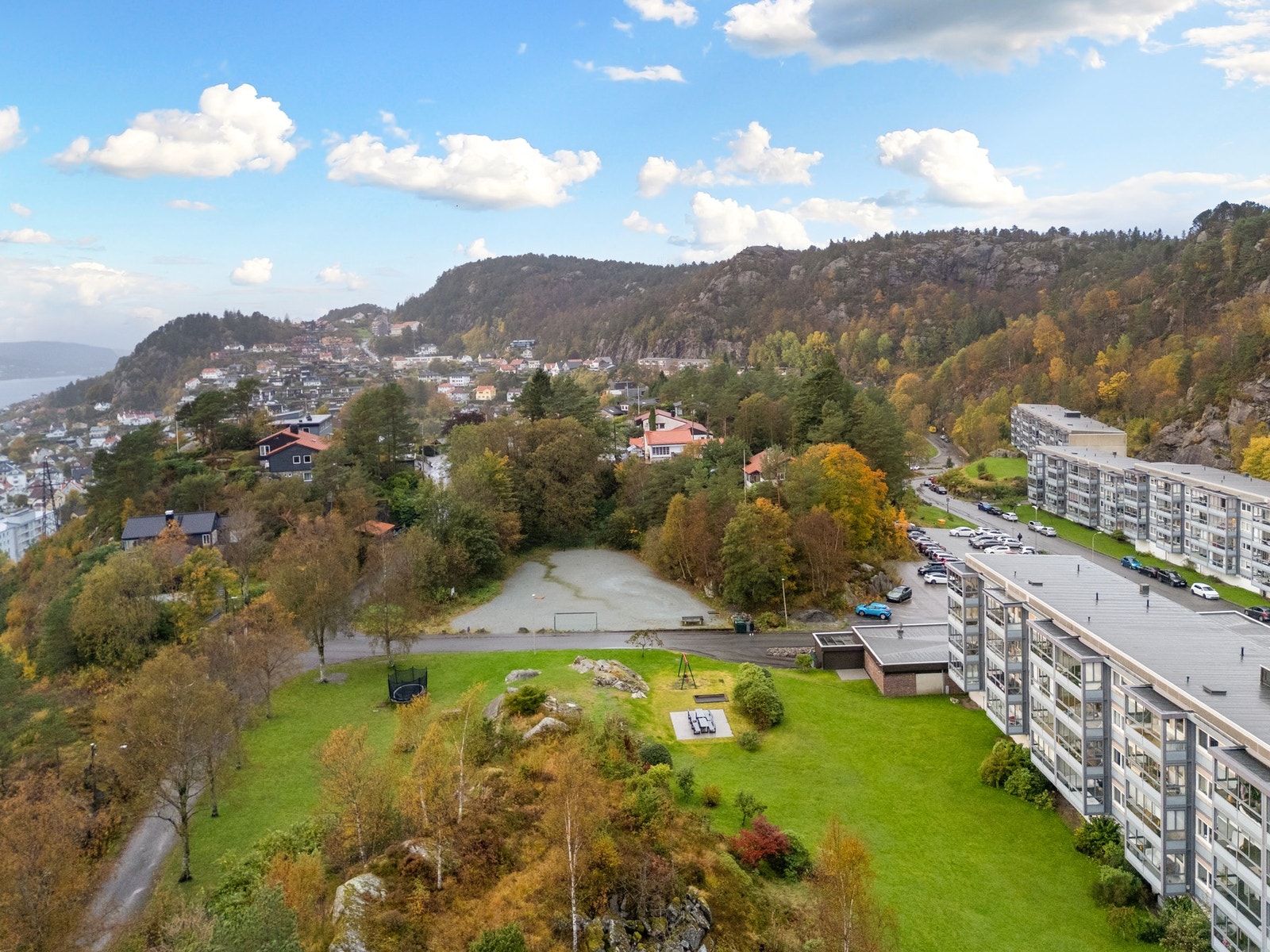 Sølvberget Borettslag ligger ved foten av fjellet og med sjøen i front Galleribilde