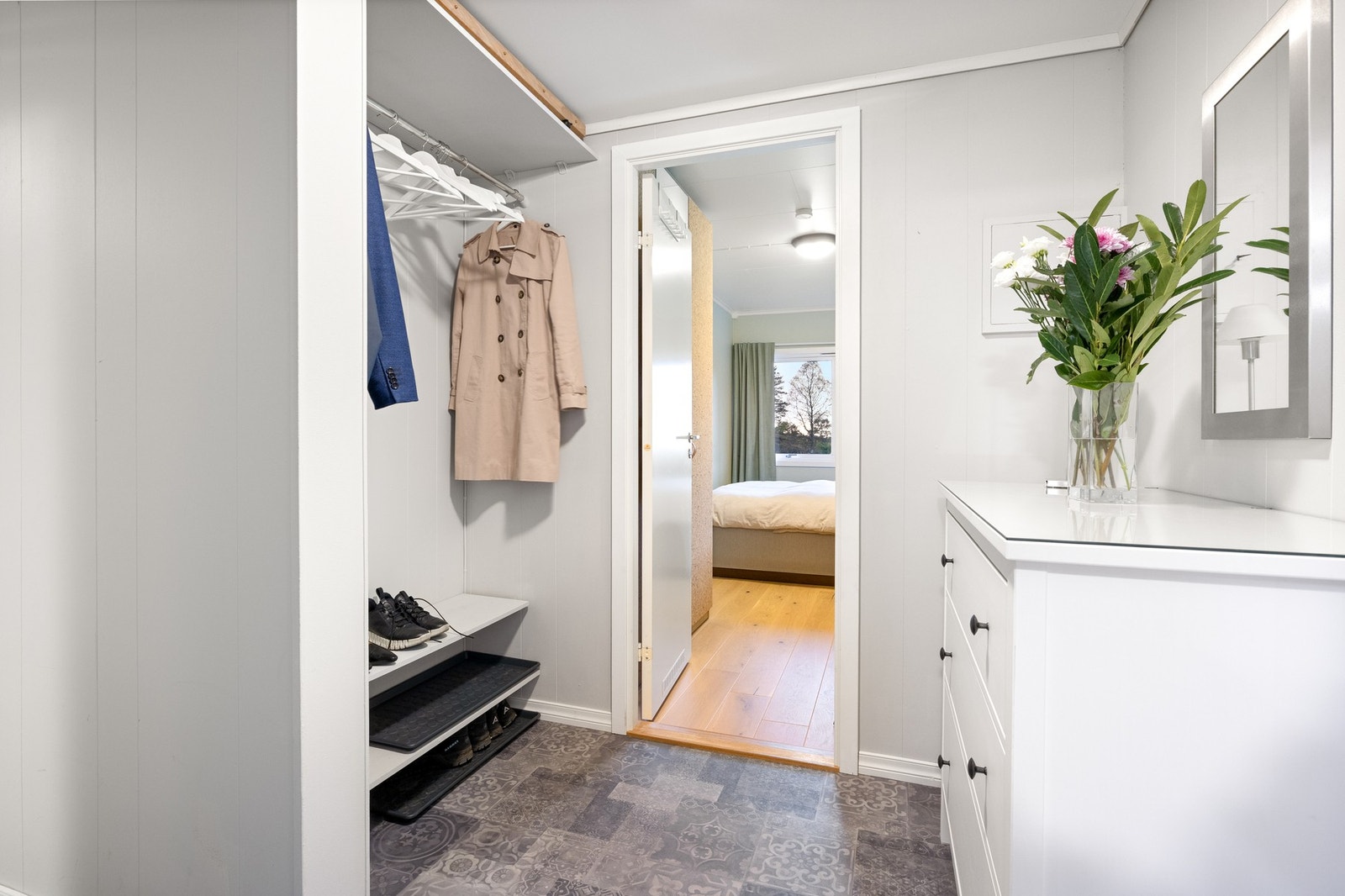 Deler av gang er avsatt til garderobe Galleribilde