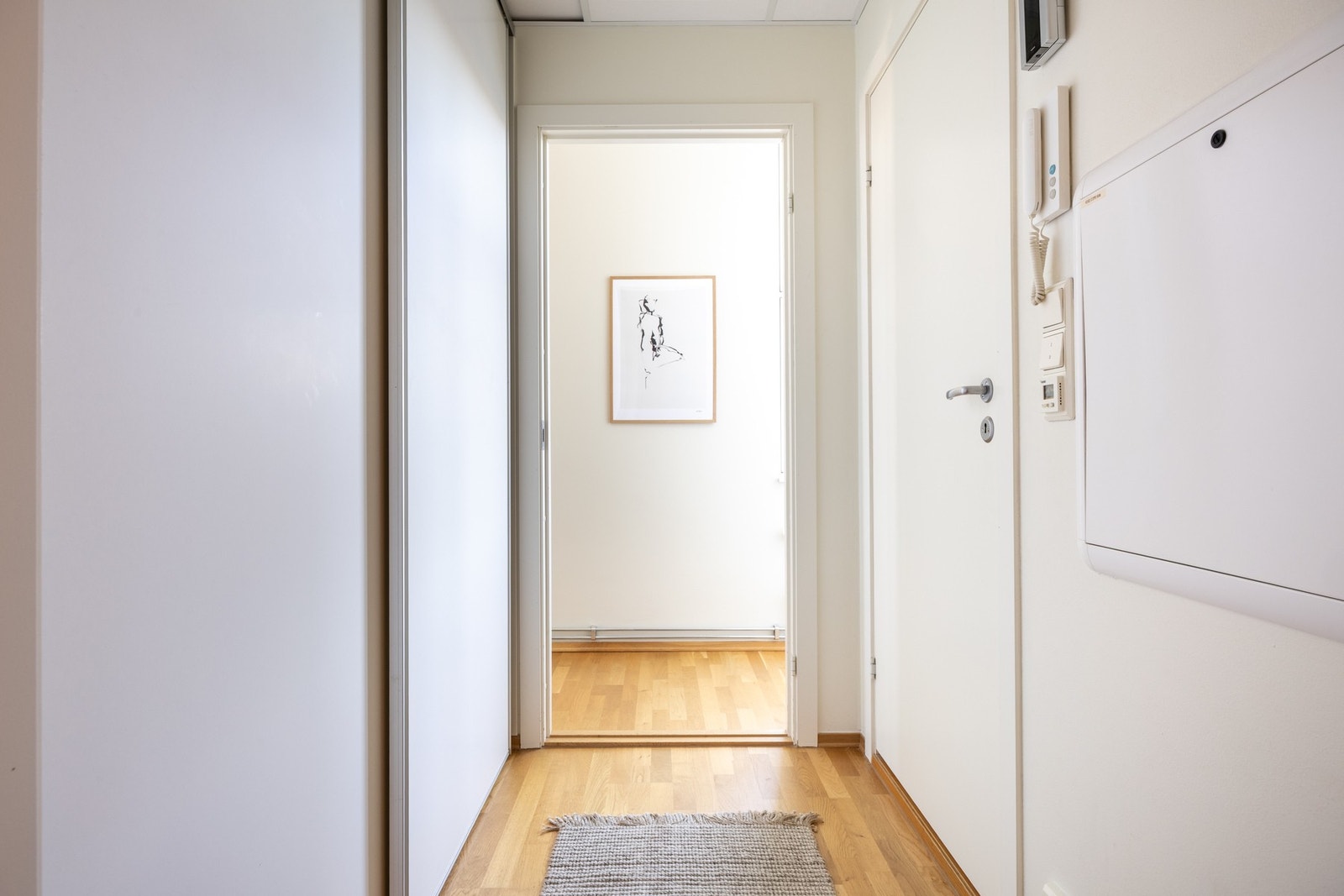 Innbydende entré med dørcalling. Gangen har godt med garderobeplass. Galleribilde
