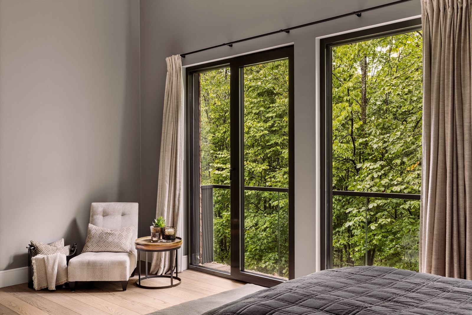 Her også med fantastisk utsikt mot det grønne gjennom en fransk balkong. Galleribilde