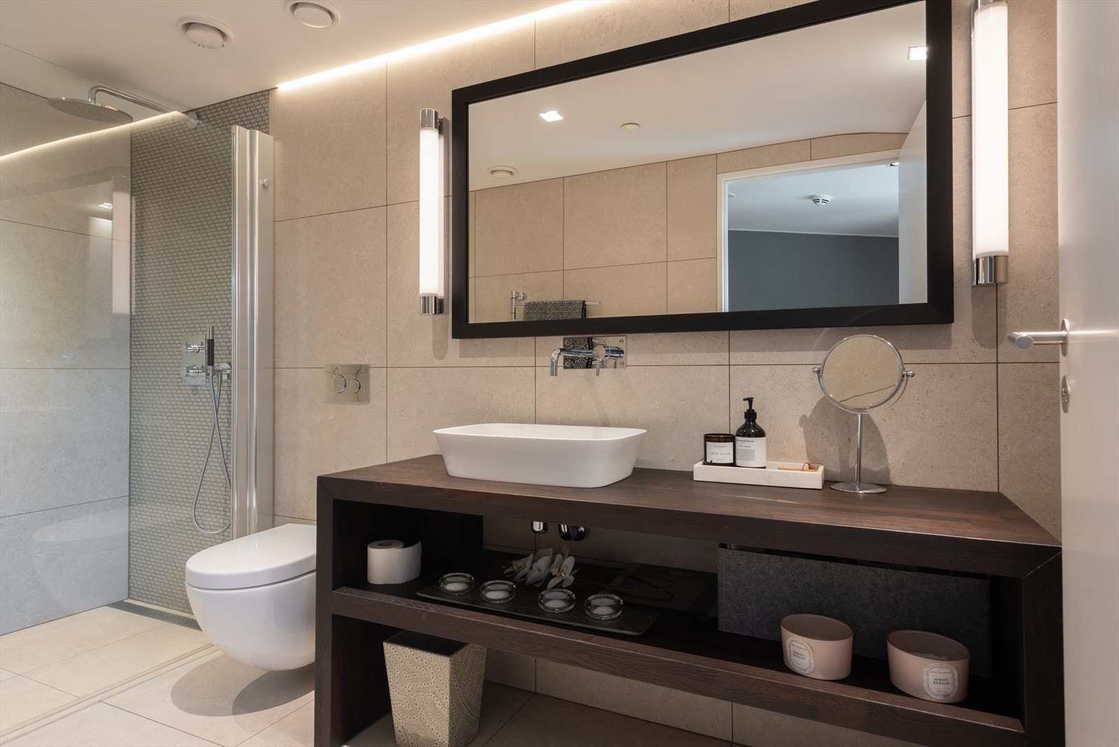 Her også med regnfallsdusj, varme i gulv og innredning fra eksklusive Kvänum. Galleribilde