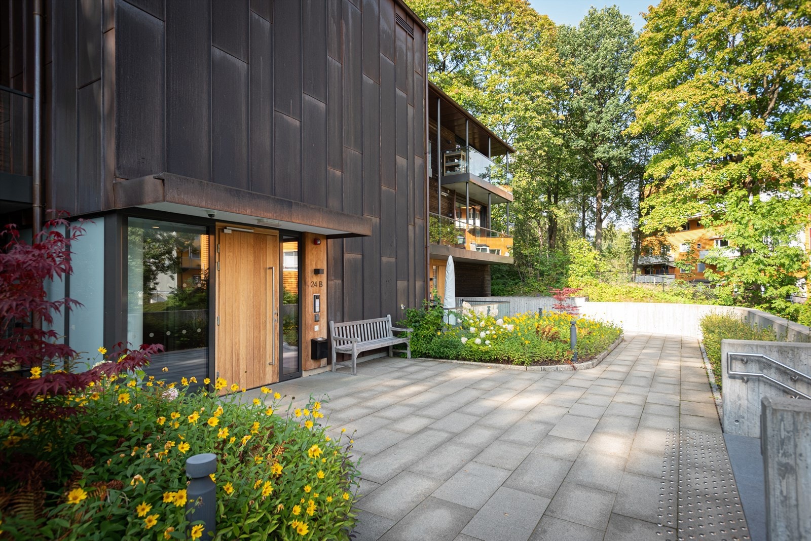 Fellesområdene er godt opparbeidet med steinheller, belysning og diverse beplantning. Galleribilde