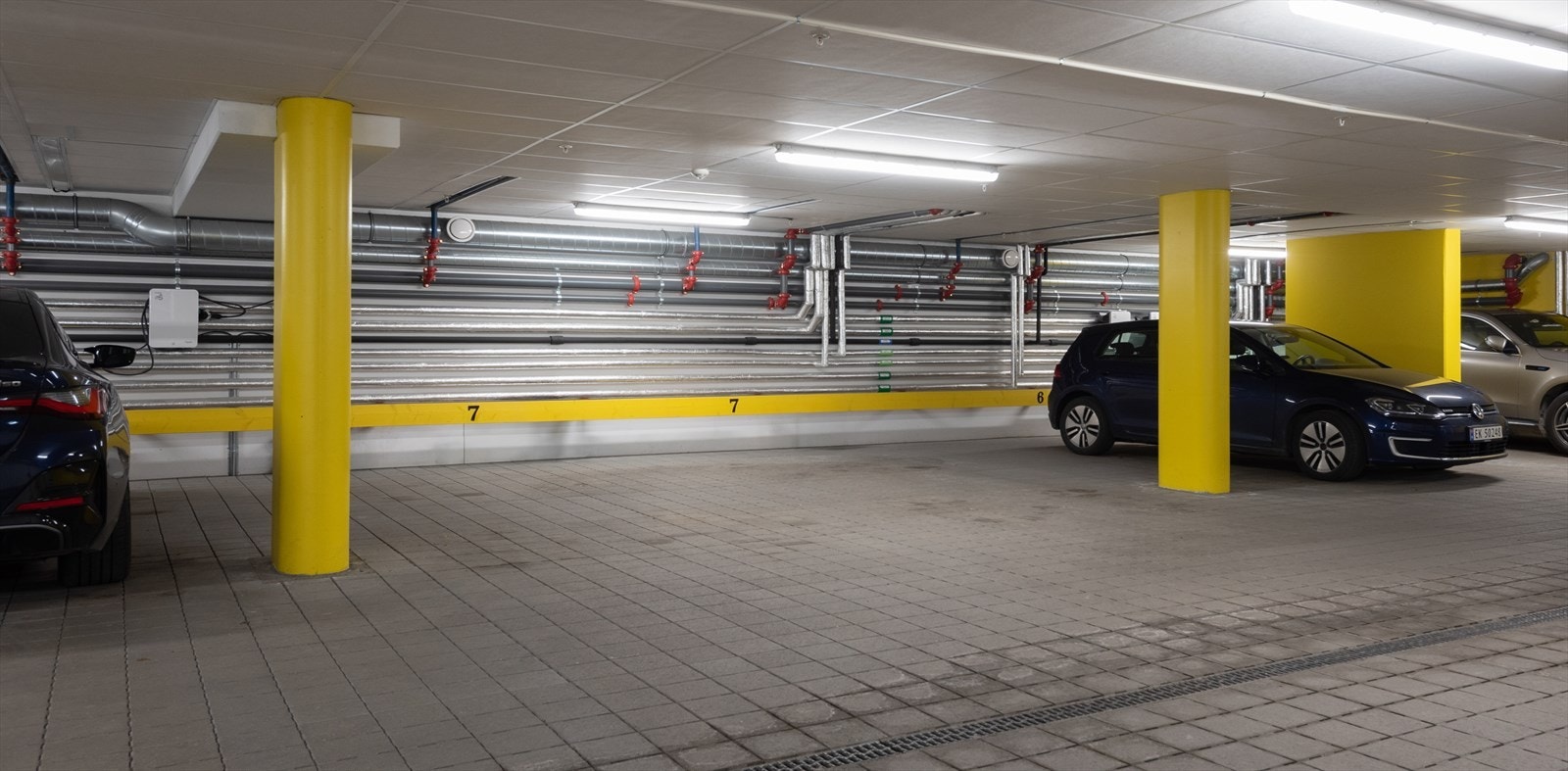 Leiligheten har 2 garasjeplasser i underjordiskanlegg, derav en med elbil-lader. Galleribilde