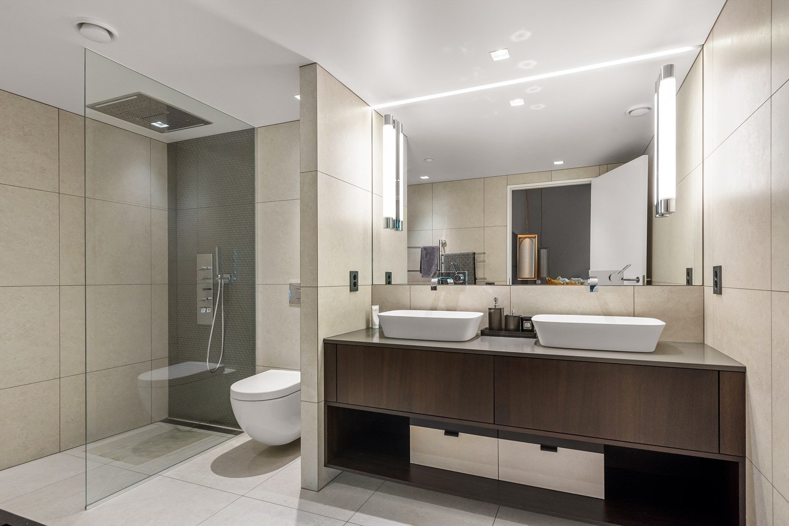 Eksklusivt "En suite" baderom med innredning fra eksklusive Kvänum. Galleribilde