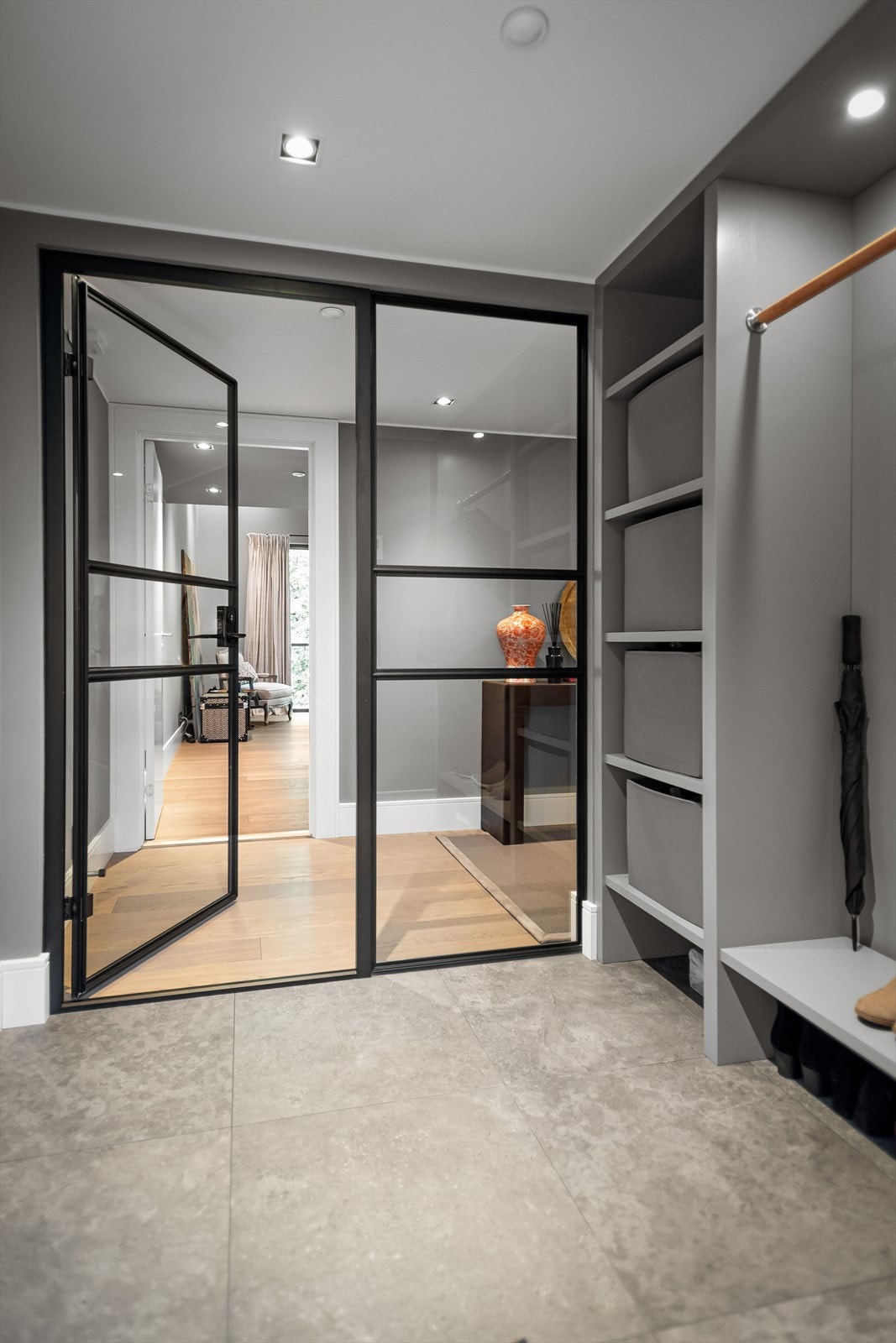 Innbydende entré med rikelig med oppbevaringsplass i plassbygget garderobeløsning. Galleribilde