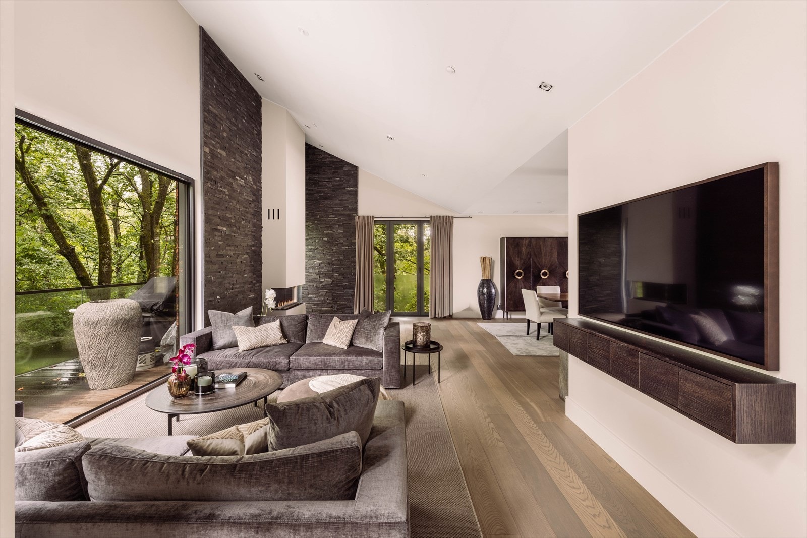 Alle rom i leiligheten unntatt bad er belagt med 1-stavs eikeparkett. Galleribilde