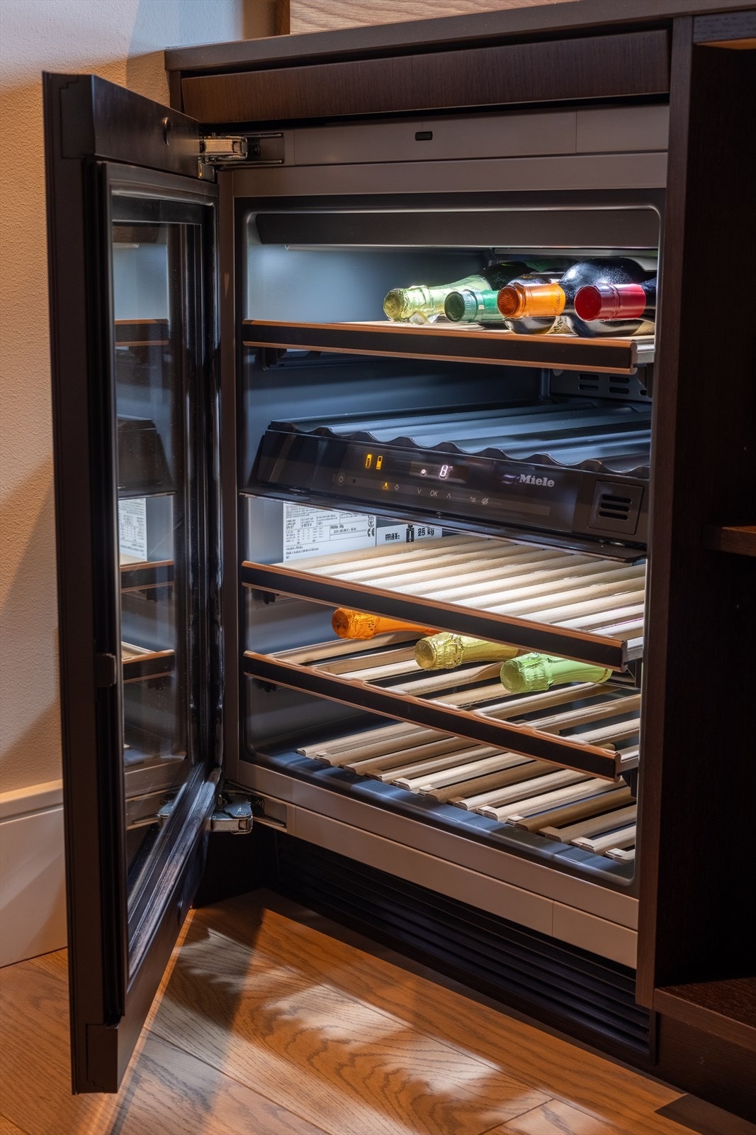 Kjøkkenet har også eget stillegående vinskap fra Miele. Galleribilde