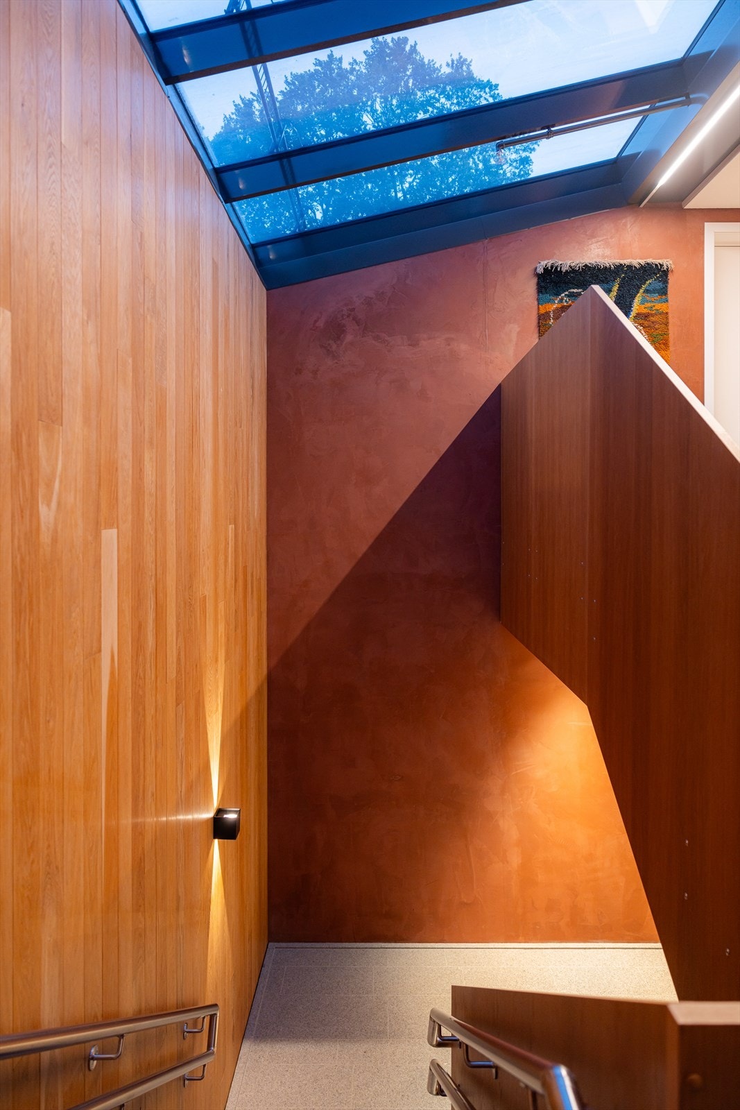 Lekker trappeoppgang med direkte forbindelse med heis fra leilighetsplan til garasjeanlegg eller inngangsparti. Galleribilde