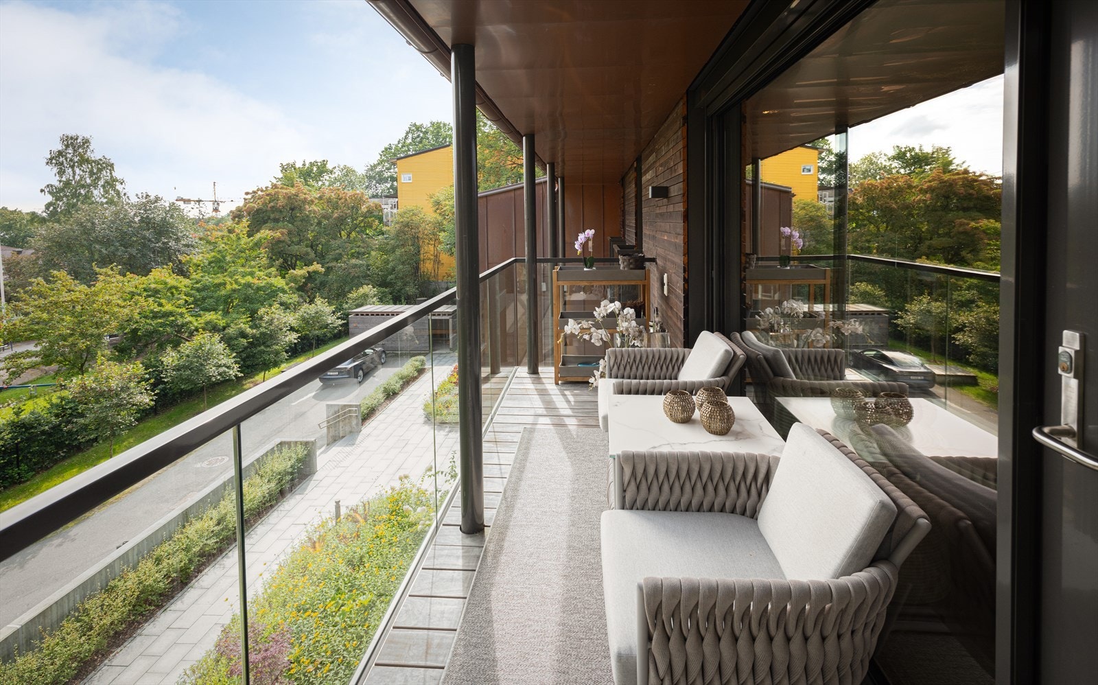 Med adkomst fra kjøkkenet finner vi den sydøstvendte balkongen på ca. 7 kvm. Galleribilde