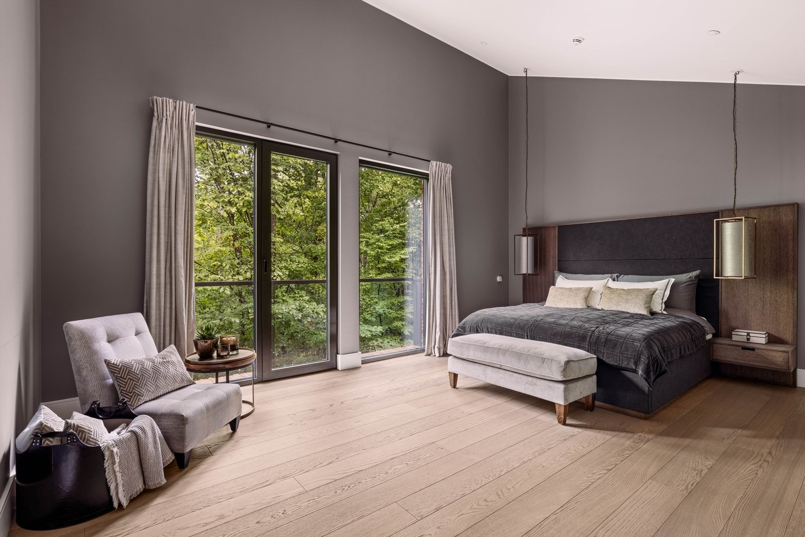 Fra hallen finner svært romslig hovedsoverom med rikelig møbleringsmuligheter og samme takhøyde som i stuen. Rommet har god plass til alt du måtte ønske og hele leiligheten er bygget med tanke på god lydisolering. Galleribilde