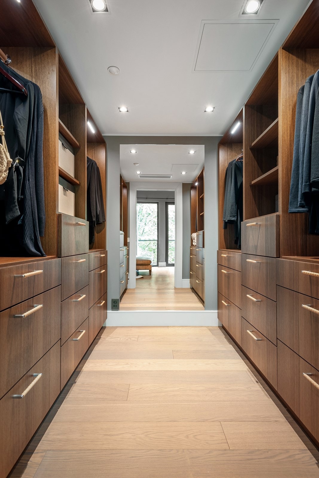 Fantastisk plassbygget "walk in" med rikelig oppbevaringsplass, god belysning og eget innfelt speil. Innredning her også fra eksklusive Kvänum. Galleribilde