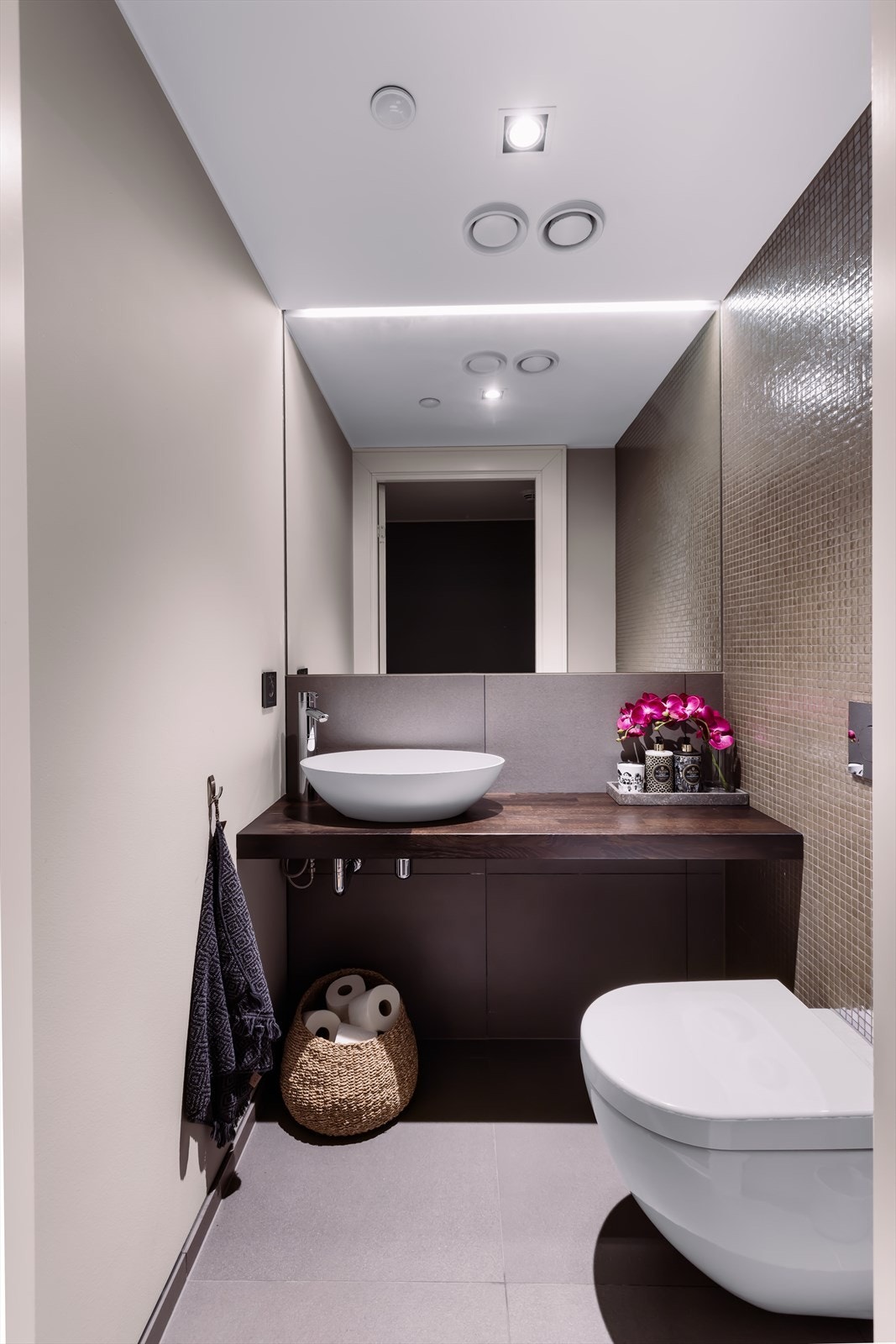 Med adkomst fra hallen finner vi et praktisk og stilrent toalettrom med innredning fra Kvänum. Galleribilde