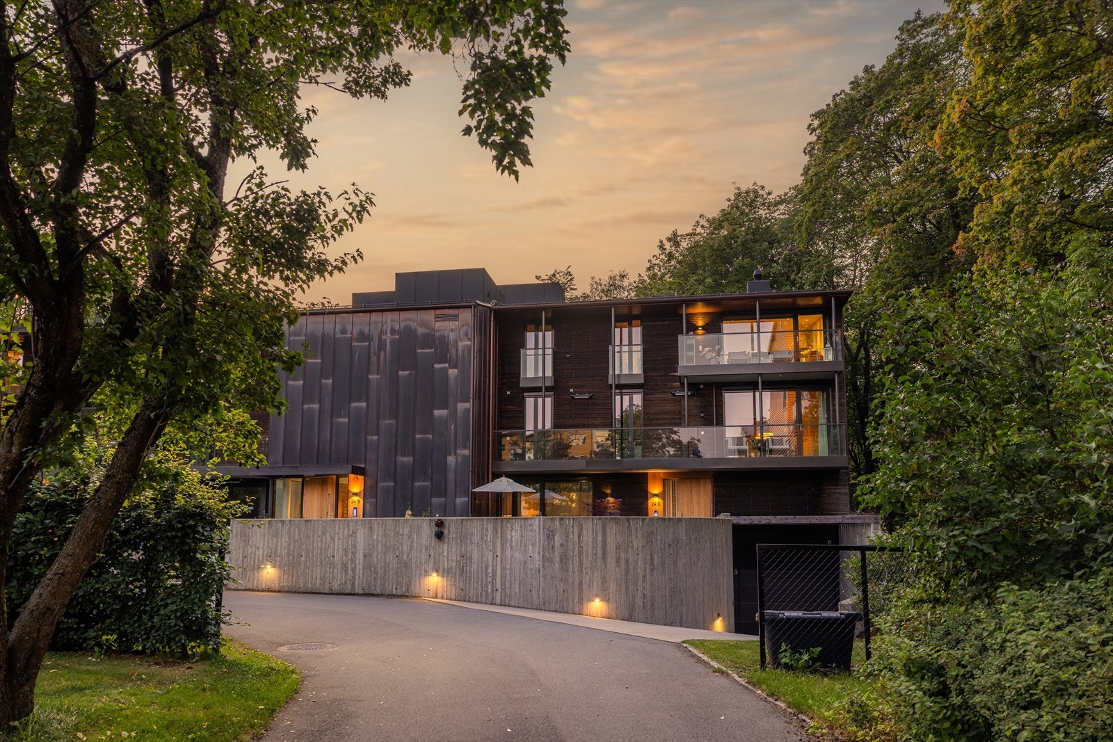 Naturskjønn beliggenhet i en grønn oase - Fantastisk moderne og flott arkitekttegnet bolig tegnet av Lund Hagem arkitekter. Galleribilde