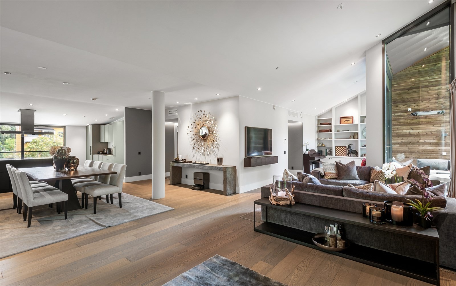 Den åpne løsningen mellom stue og kjøkken skaper en svært luftig og sosialt oppholdsrom. Galleribilde