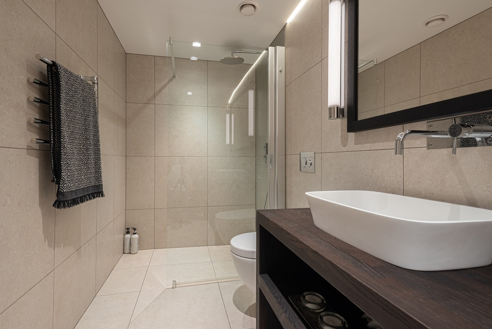 Med adkomst direkte fra soverom 2 finner vi et stilrent "En suite" baderom. Galleribilde