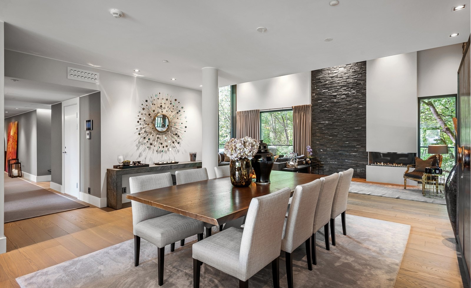 Fra stuen er det dirkete adkomst til Hall. Galleribilde