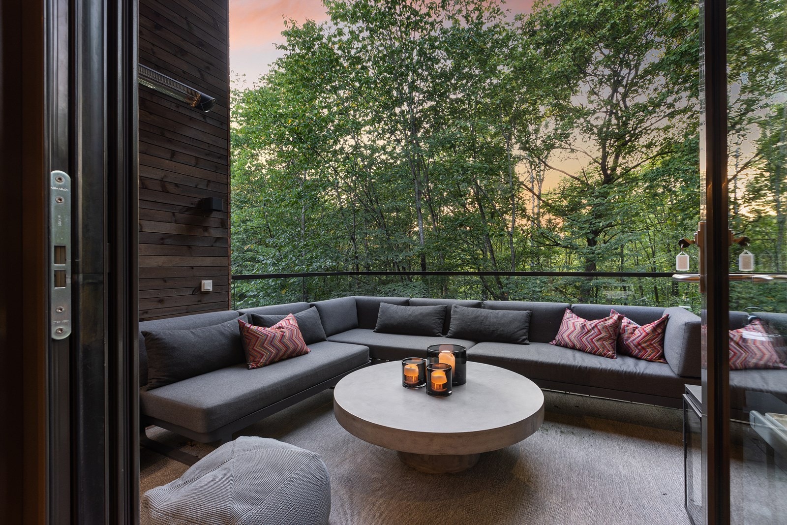 Fra stuen ankommer man den nordvestvendte balkongen på hele 27 kvm - Her er det en fantastisk atmosfære mot parken. Galleribilde