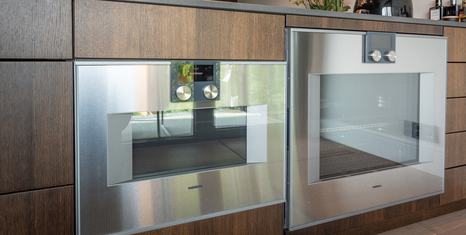 Kjøkkenet har Innhold til skuffer fra Kvänum, for effektiv og praktisk organisering og det er utsyrt med kvalitetshvitevarer fra eksklusive Gaggenau og Miele. Galleribilde