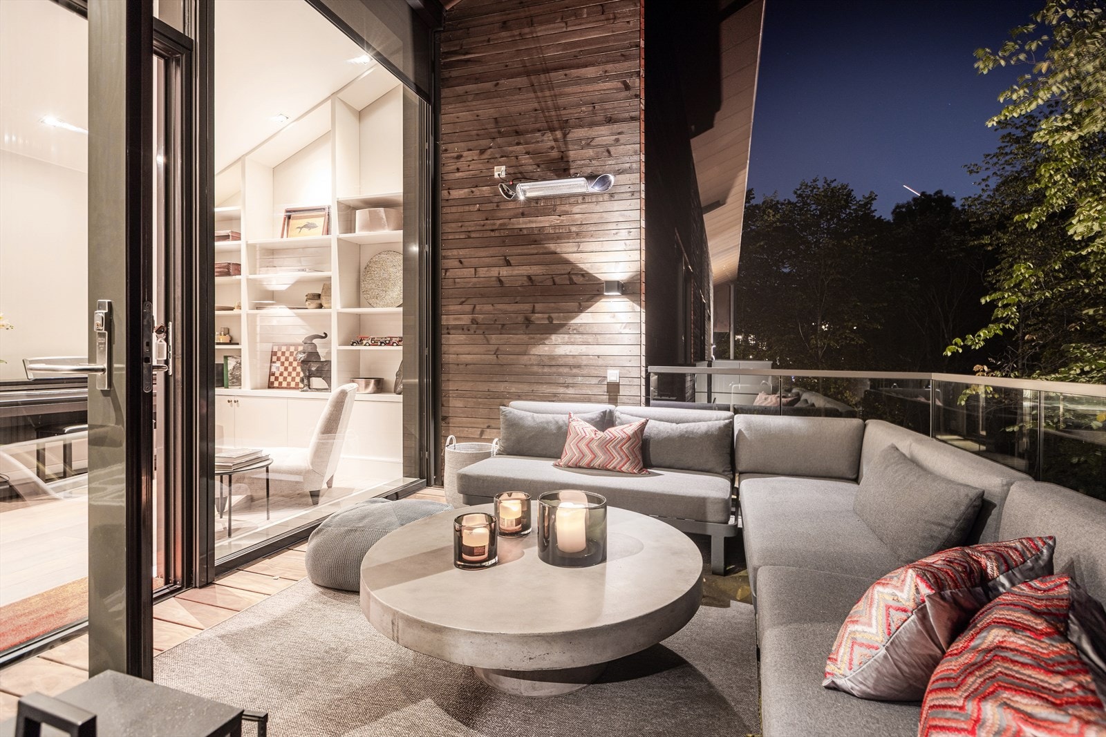 Det er montert stikkontakter, varmelampe og belysning, samt solskjerming på vinduene. Galleribilde