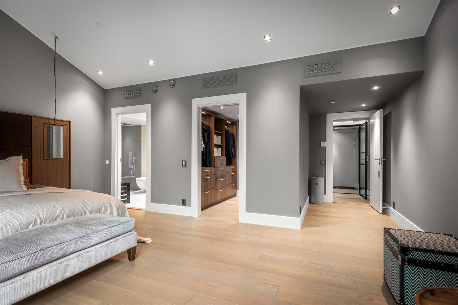 Hovedsoverommet har både "En suite" baderom og eget "walk-in closet". Galleribilde