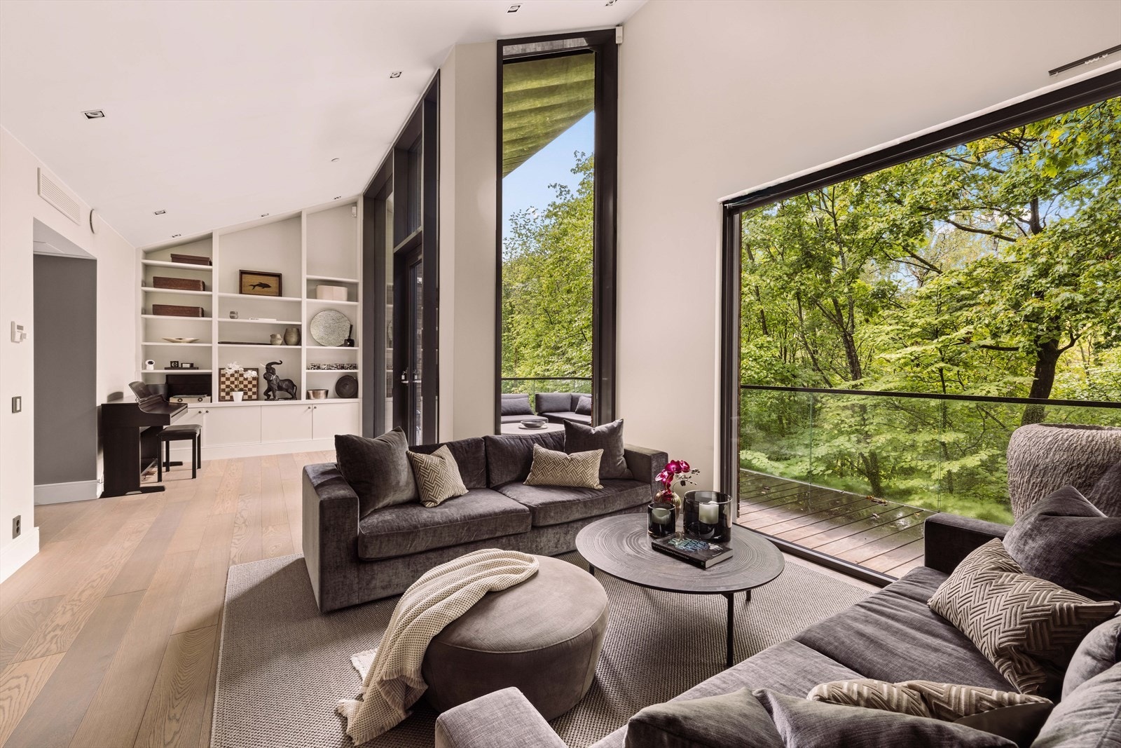 Stuen har god plass til flere møbleringsoner, som her med eget bibliotek. Galleribilde