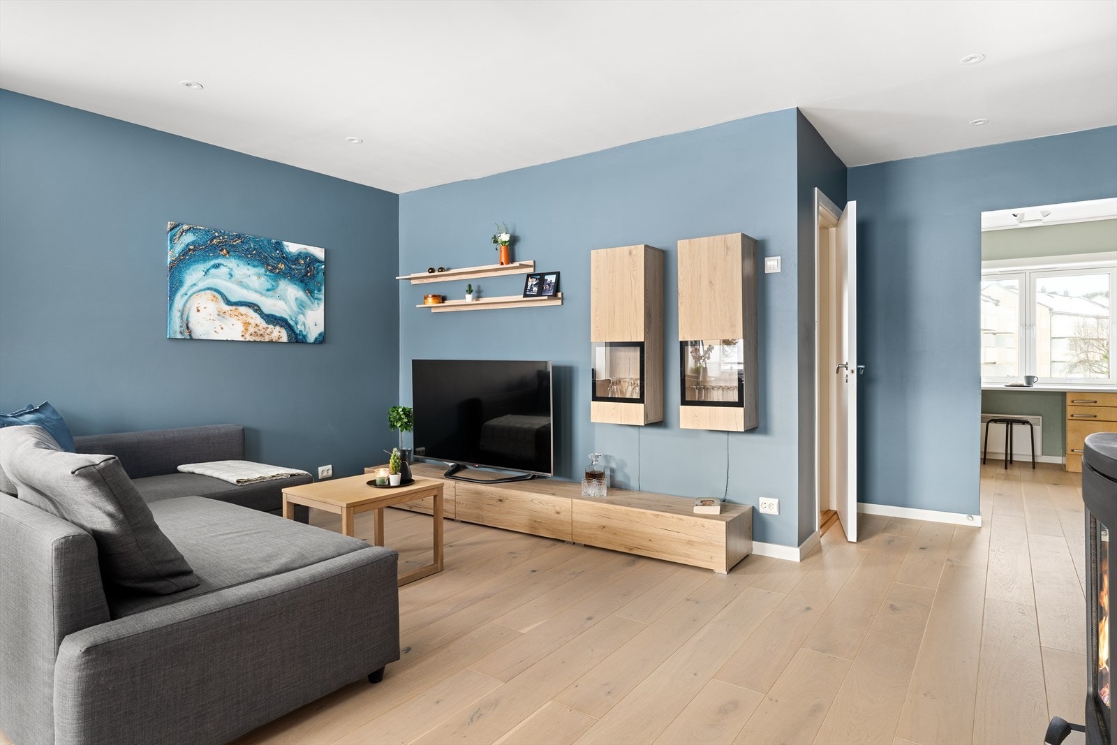 Store vindusflater gir rikelig med naturlig lysinnslipp. Galleribilde