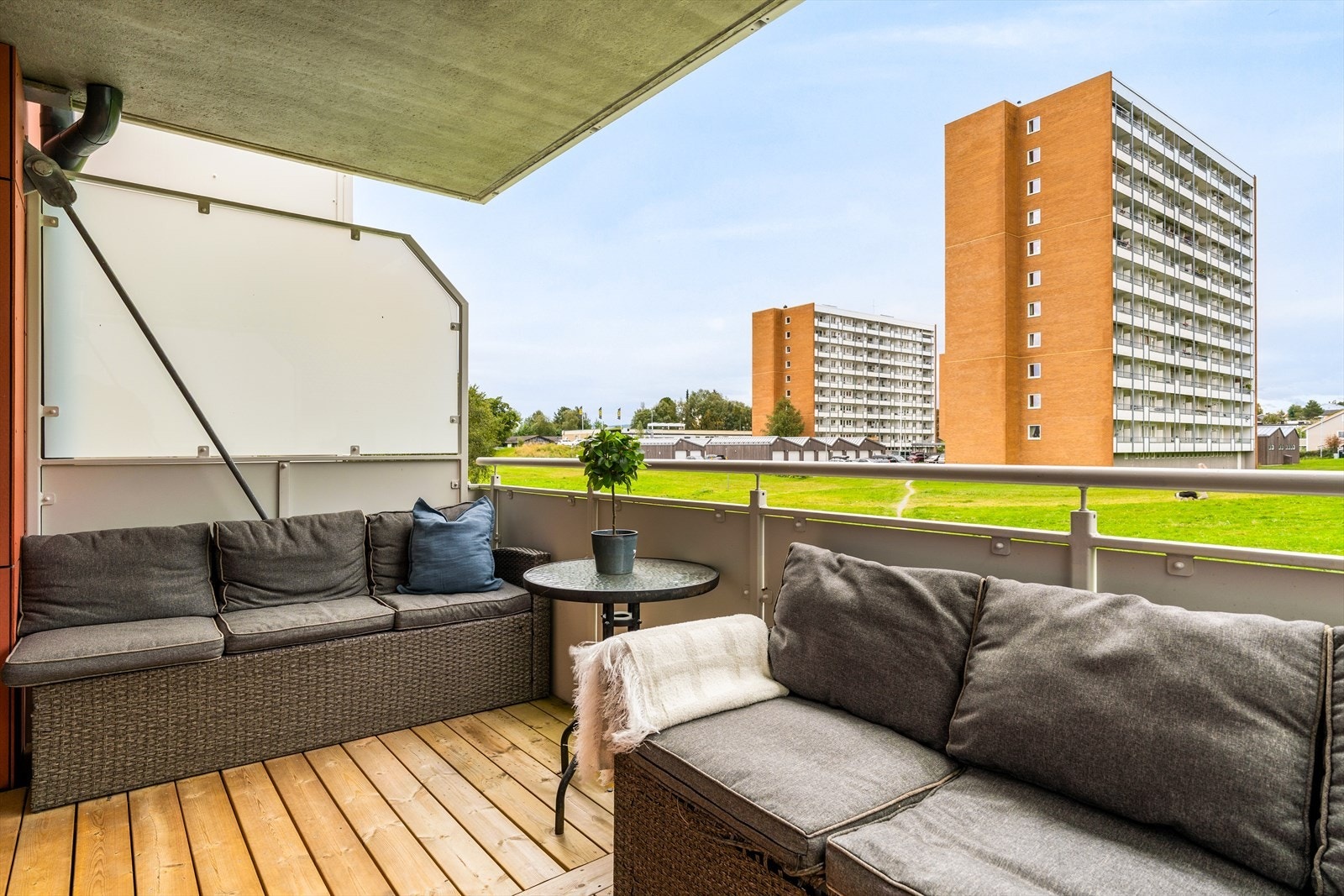 Balkongen er 8,1 kvm og er sørvendt. Det gir flotte solforhold fra formiddag til ettermiddag. Galleribilde