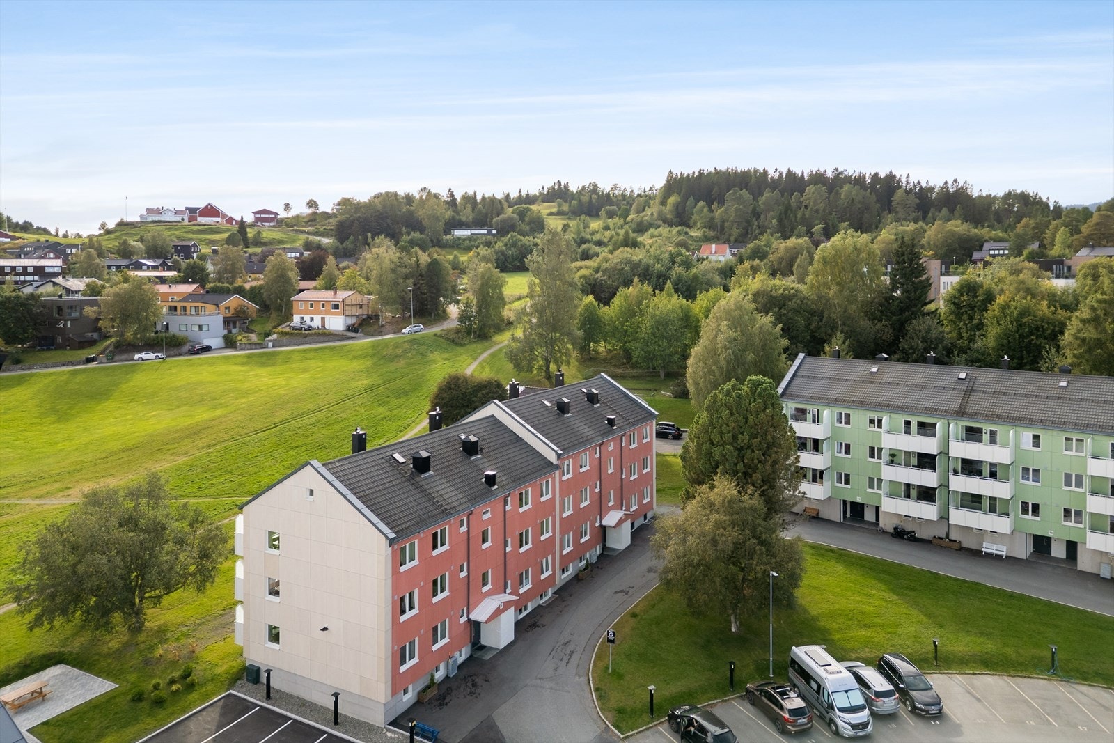 Leiligheten har balkong med utsikt mot store flotte grøntareal. Galleribilde