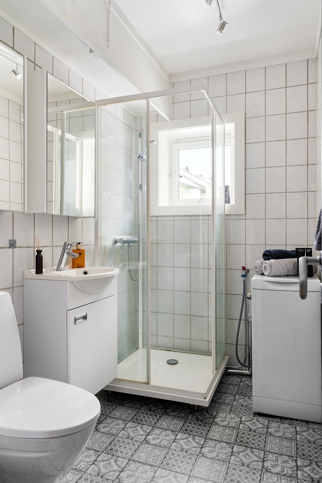 Flislagt baderom på 3,5 kvm med opplegg til vaskemaskin/trommel. Galleribilde