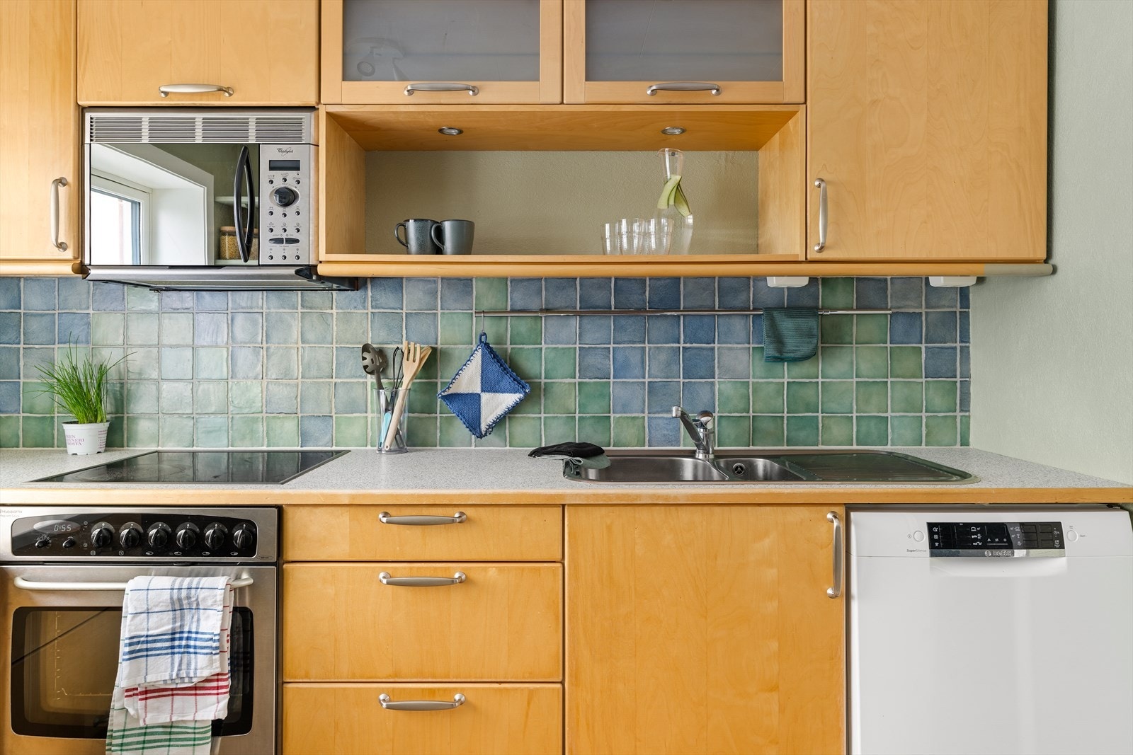 Integrerte hvitevarer medfølger handelen. Galleribilde