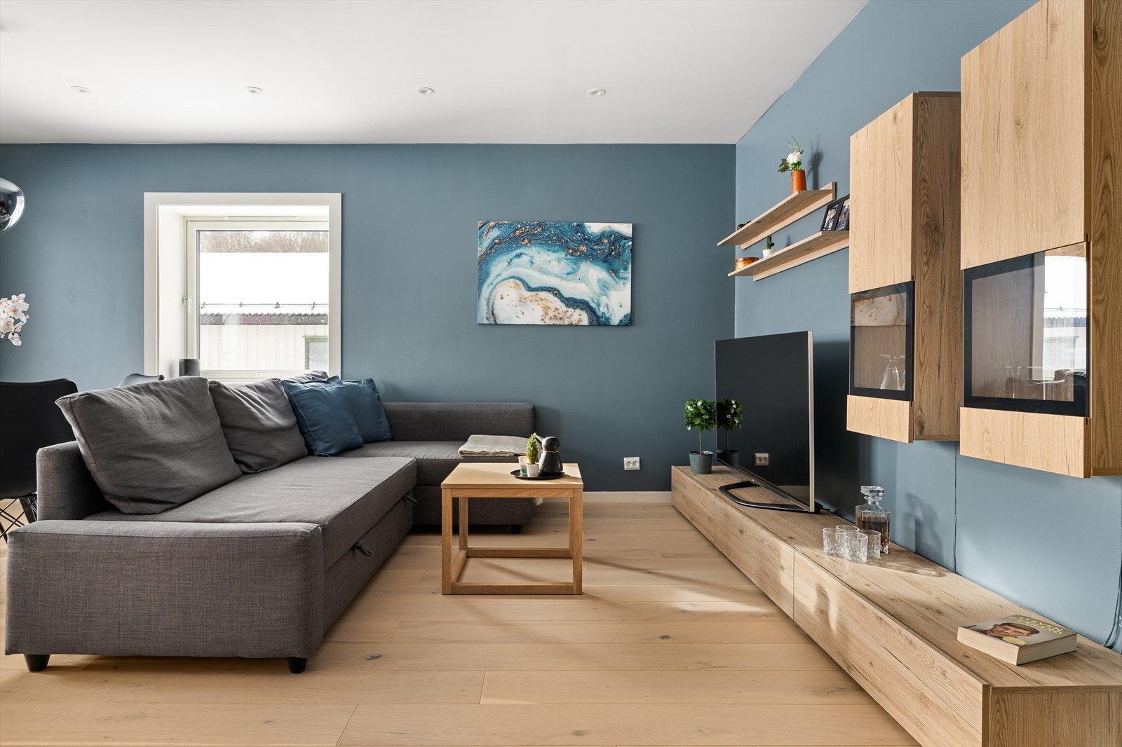 Den romslige plassen gir flere potensielle møbleringssoner. Galleribilde