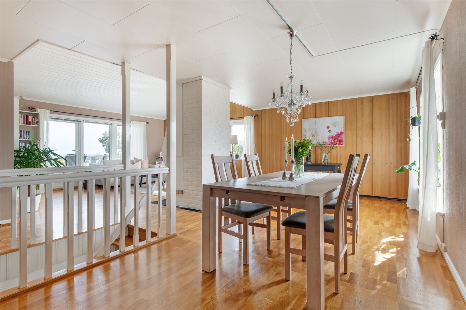 Lys stue/spisestue med peisovn og utgang til terrasse Galleribilde