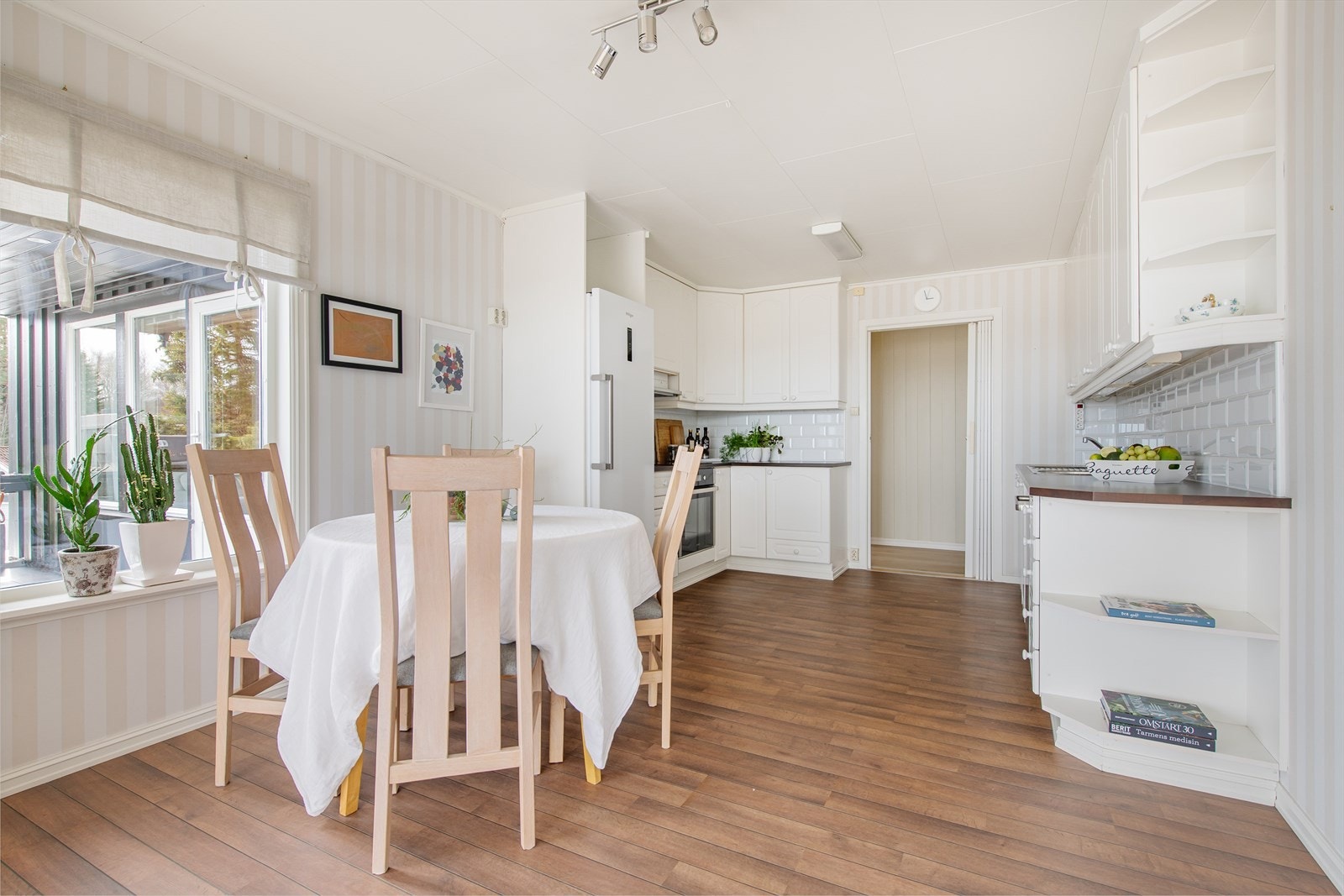 Romslig kjøkken med spiseplass Galleribilde