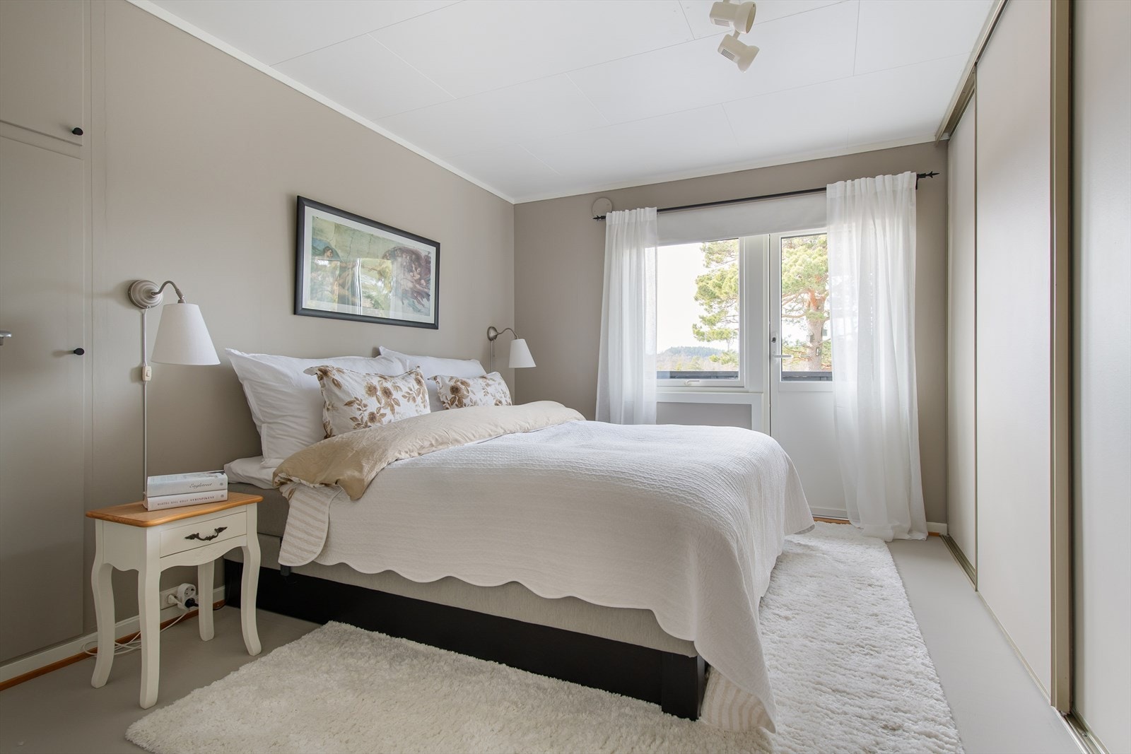 Hovedsoverom med god garderobeplass og utgang til balkong Galleribilde