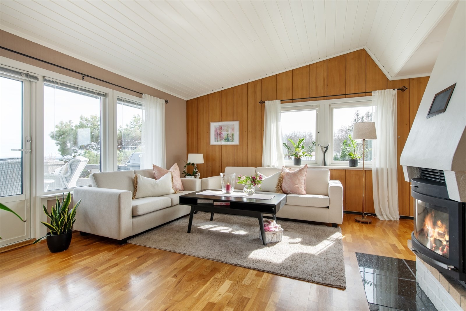 Lys stue/spisestue med peisovn og utgang til terrasse Galleribilde