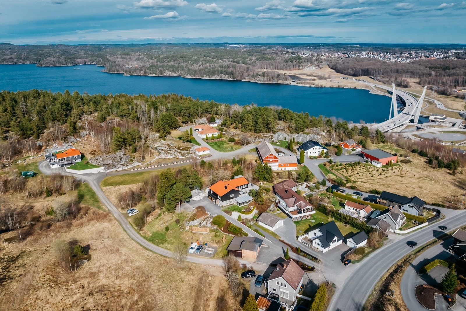 Rolig, etablert og barnevennlig område med kort vei til barnehager, skoler og fine turområder. Galleribilde
