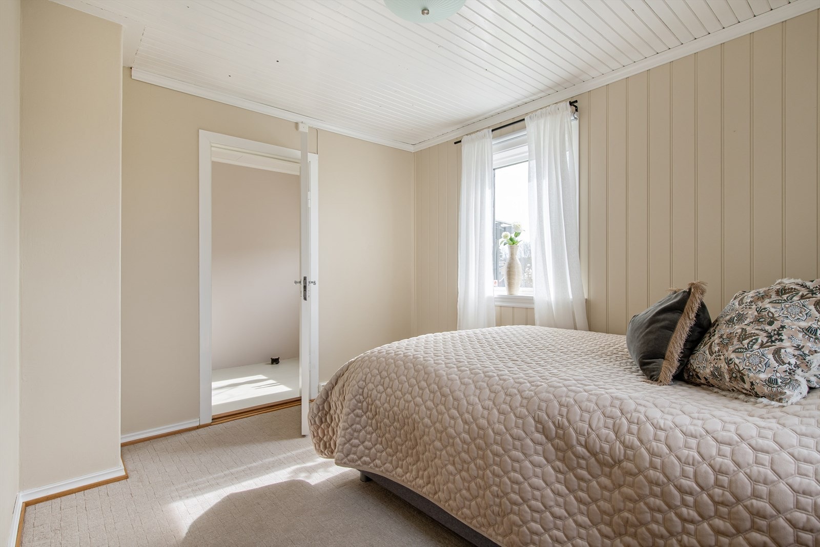 Ett av to soverom i 1. etasje Galleribilde