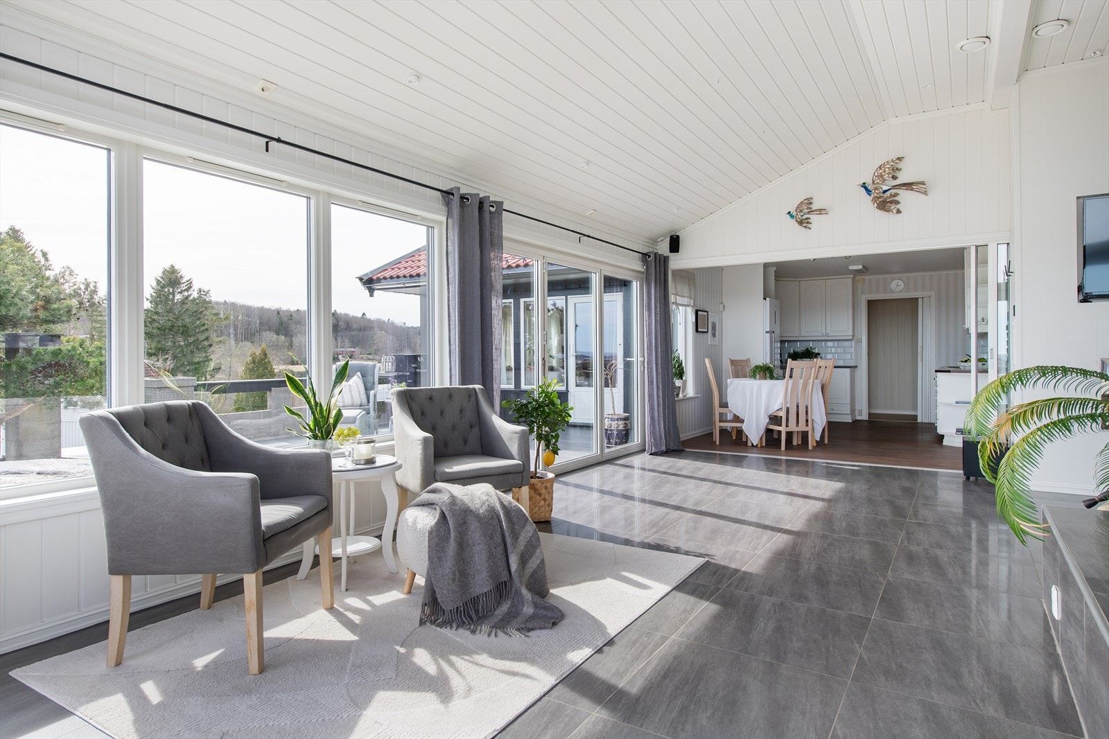 Boligen fikk et tilbygg i 2013 - 2014 med ett stort flott rom med god takhøyde og nydelig utsikt - selger har benyttet dette til allrom med boblebad, gasspeis og tv, men rommet kan brukes til egen velværeavdeling eller stue hvis boblebadet flyttes ut. Galleribilde