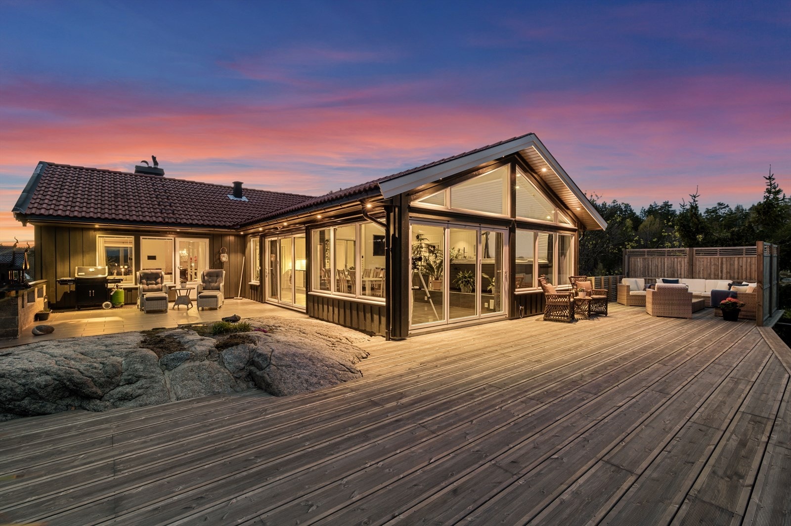 Velkommen til Kleiverveien 66 - en stor og innholdsrik enebolig på stor tomt. Beliggende på en fjellkolle med flott utsikt til Larviksfjorden. Galleribilde