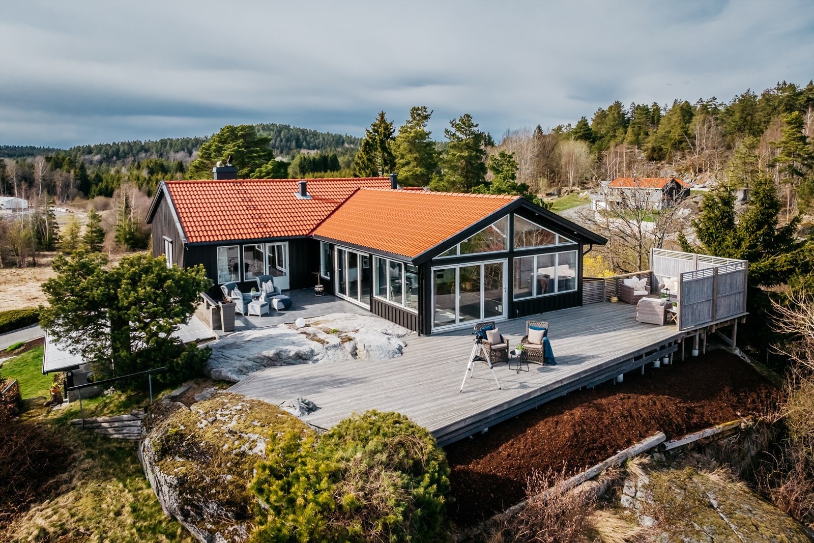 Velkommen til Kleiverveien 66 - en stor og innholdsrik enebolig på stor tomt. Beliggende på en fjellkolle med flott utsikt til Larviksfjorden. Galleribilde