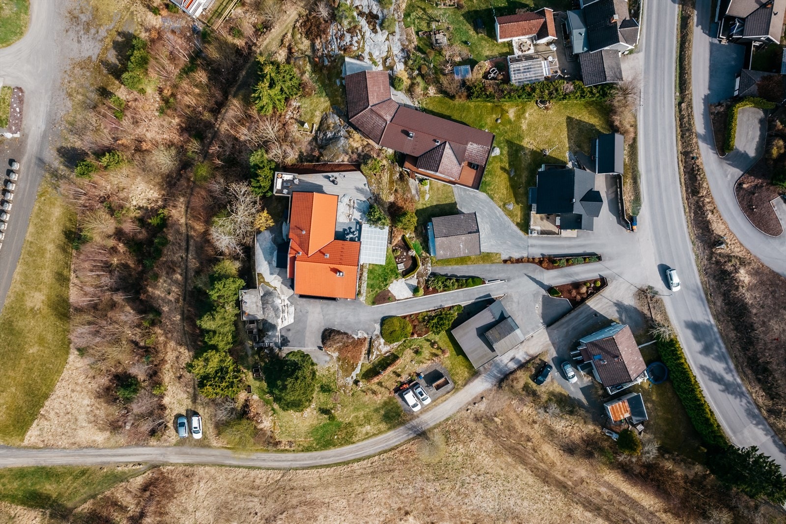 Boligen ligger på en over 2,2 mål stor tomt - på en fjellkolle med flott utsikt og gode solforhold Galleribilde