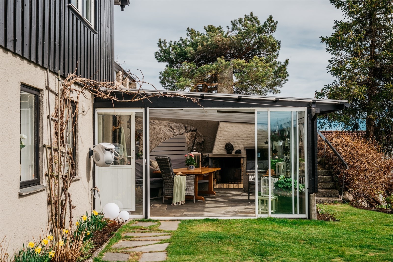 Sommerstue med peis Galleribilde